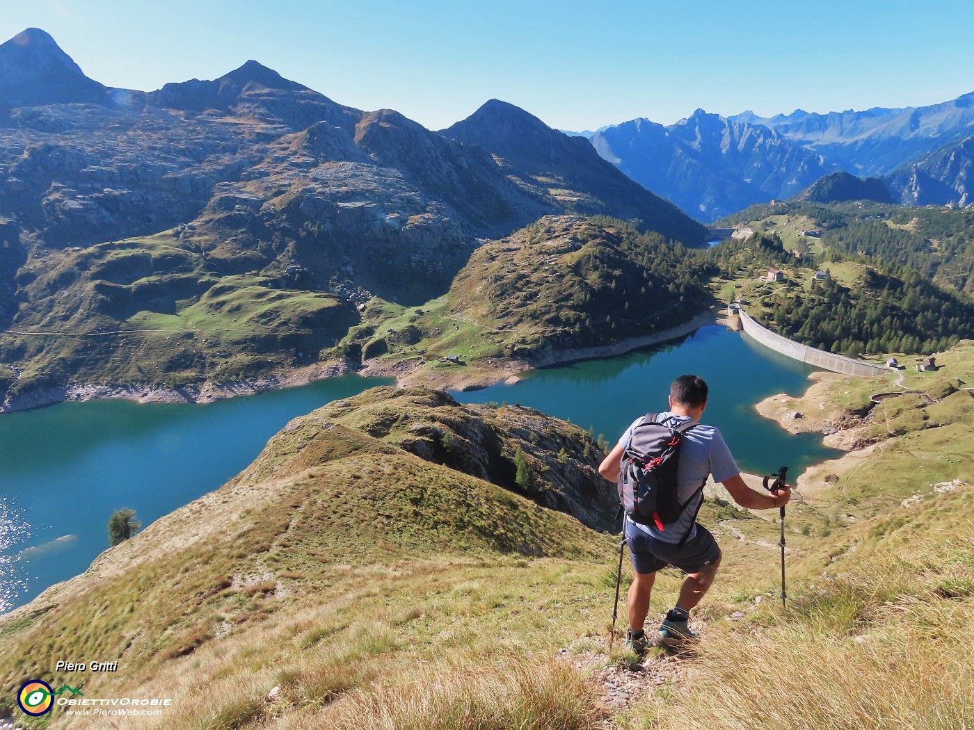 59 Scendendo per labili tracce e a vista verso i Laghi Gemelli.JPG